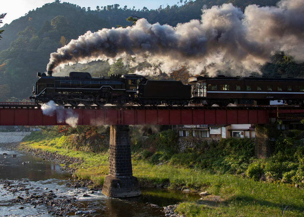 sl_yamaguchi_crosses_tsuwano_river_by_da