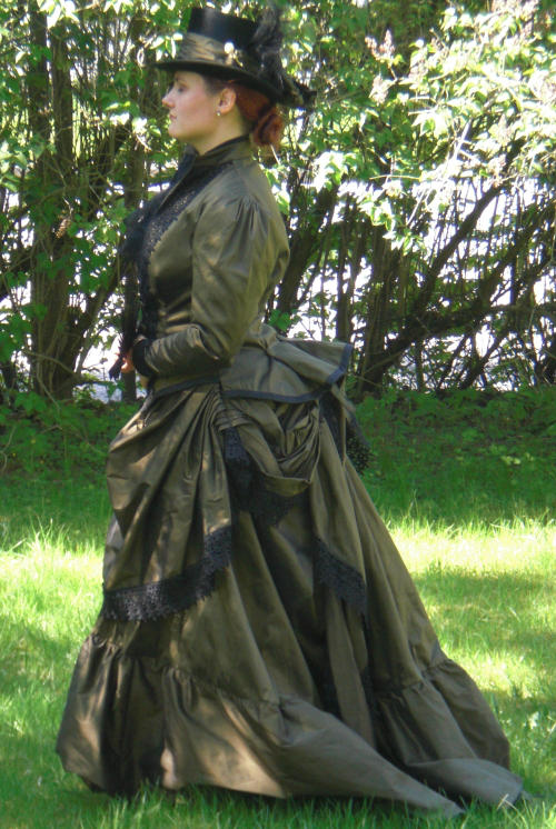 Victorian Travel Gown by fairyfrog