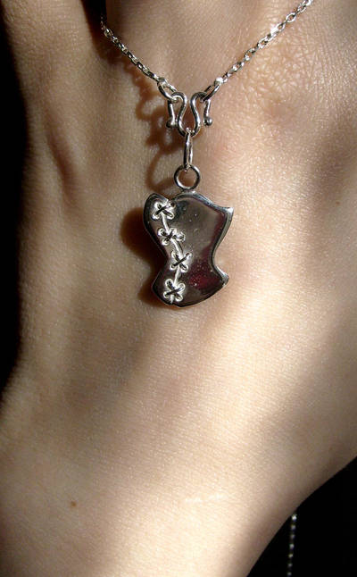 Mini corset pendant by fairyfrog