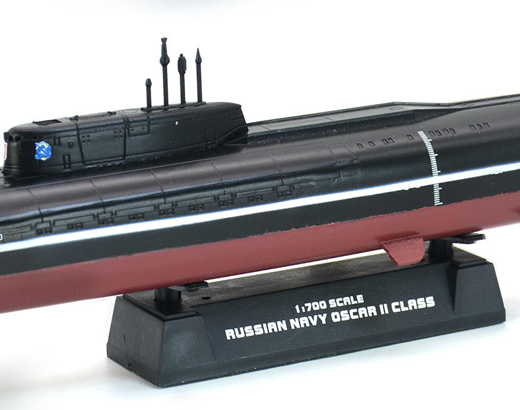 Easy Model 1/700 Russian "Akula" Submarine Plastic Model #37304 