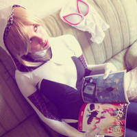 SpiderGwen reading SpiderGwen by Ruiz-Davila