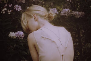 Lost in her gardens by czas