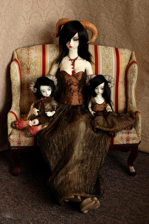 Malkain Family Portrait by kawaiimon