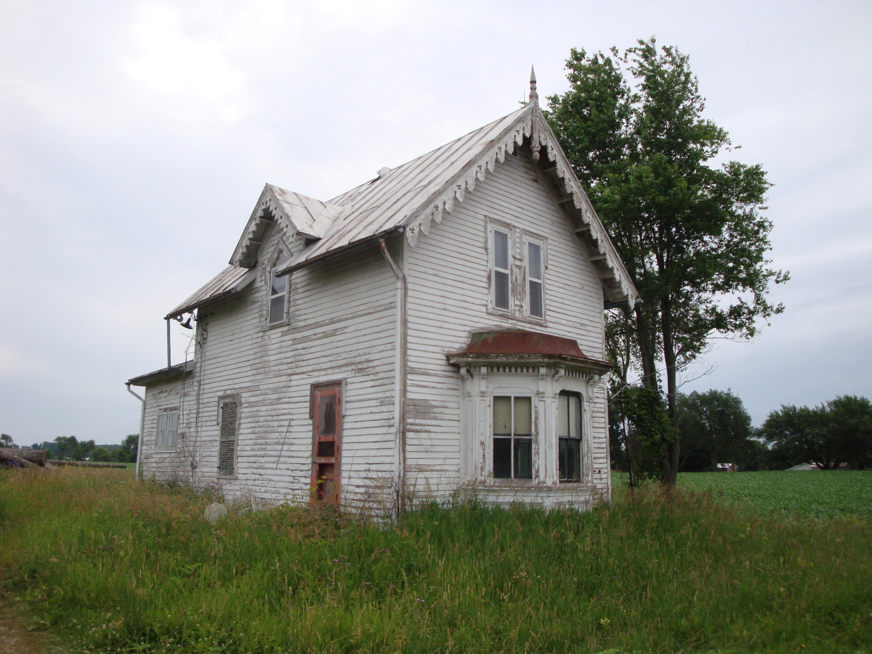 spooky old beat up farm house by Archangelical-Stock