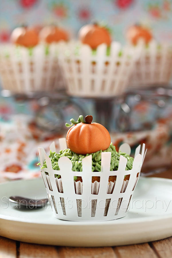 Fondant pumpkin cupcakes by kupenska
