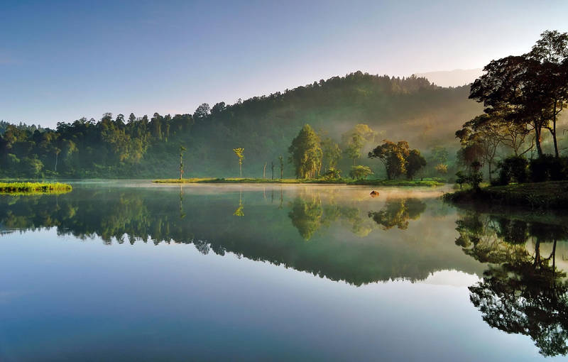 Morning at Situ Gunung by thesaintdevil
