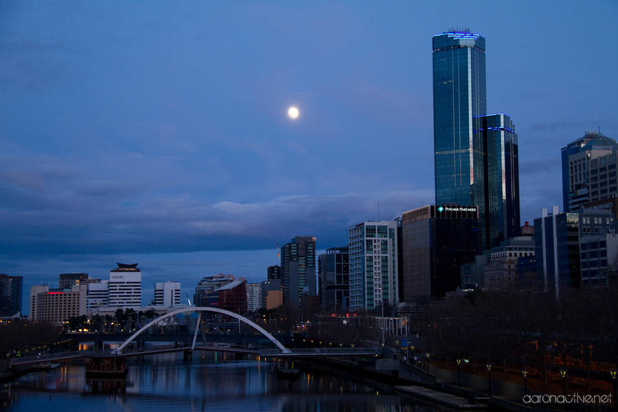 Moon over Melbourne by aaronactive