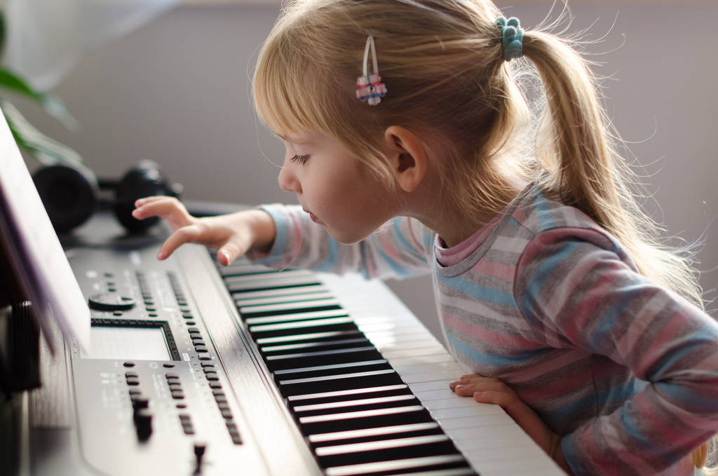a_little_pianist_by_rajmund67_dcsujfm-fu