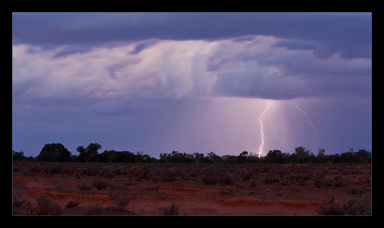 Lightning in the Desert by eehan