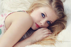 Sofa portrait 3 by Estelle-Photographie