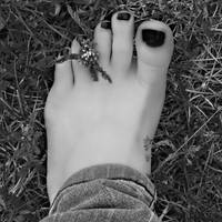 Flower Power Toes by Reilune