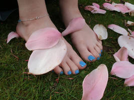 Petal Toes by Foxy-Feet