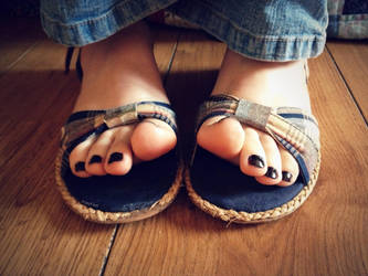 Give them A Good Wiggle by Foxy-Feet